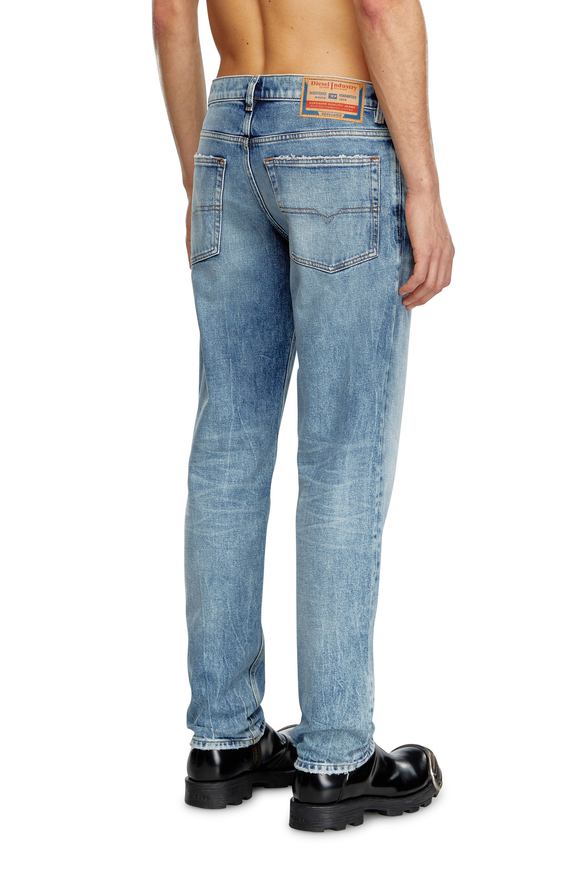 Diesel - Regular Jeans 2023 D-Finitive 09J54 Homme, Bleu moyen - Image 4