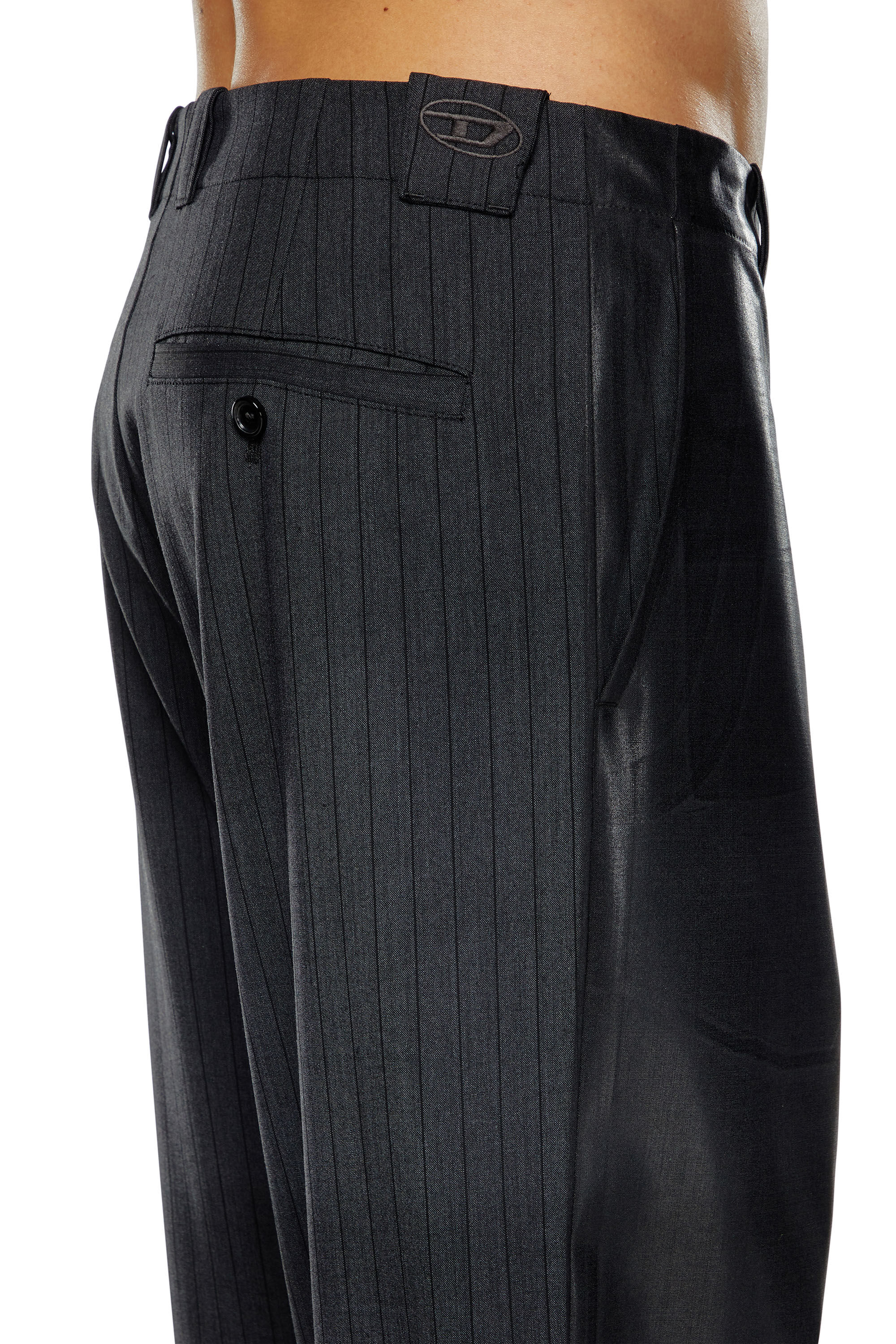 Diesel - P-STANLEY, Pantalon à fines rayures avec devant enduit Homme in Noir - 5