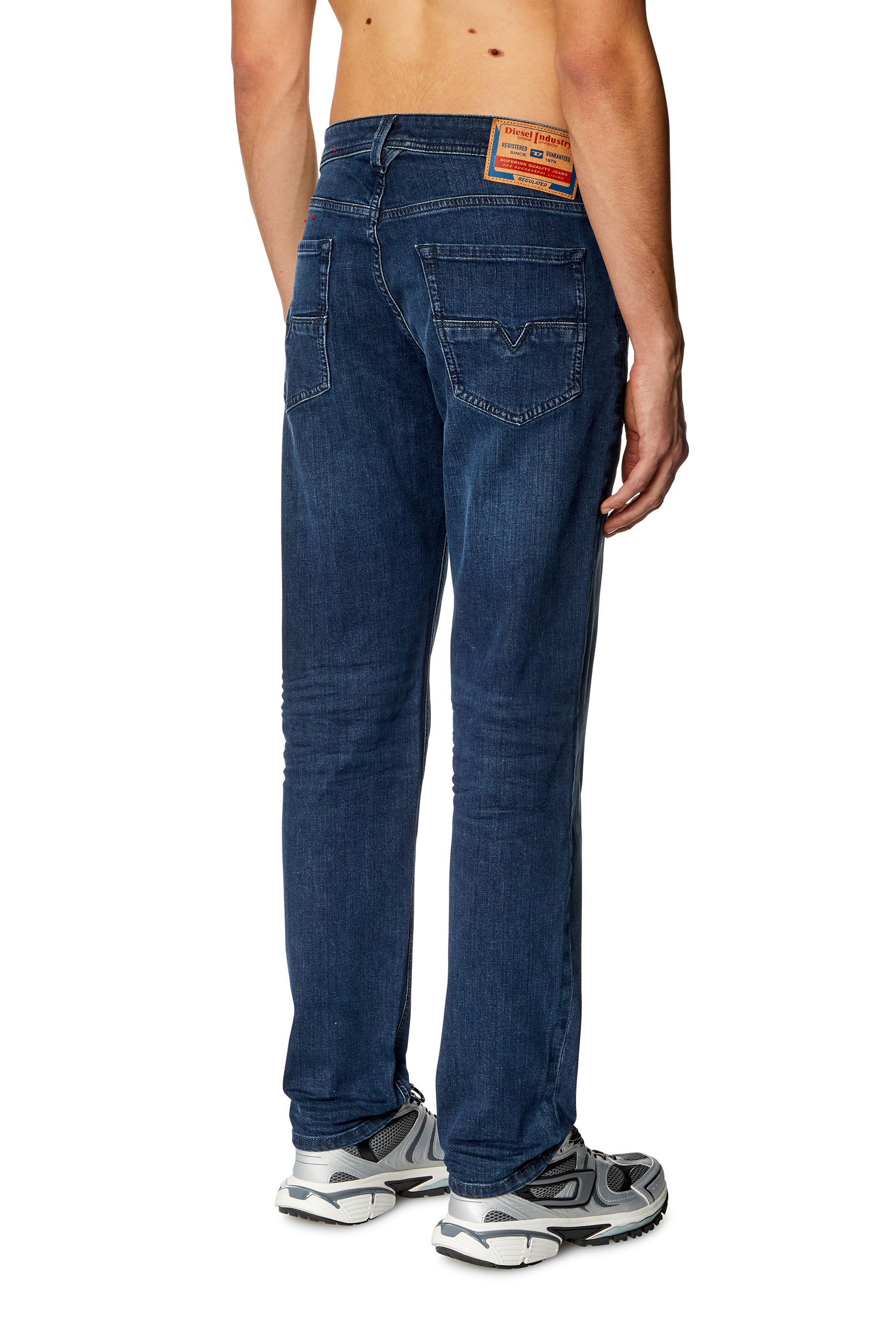 Diesel - Regular Jeans 1986 Larkee-Beex 0CNAA Homme, Bleu Foncé - Image 4