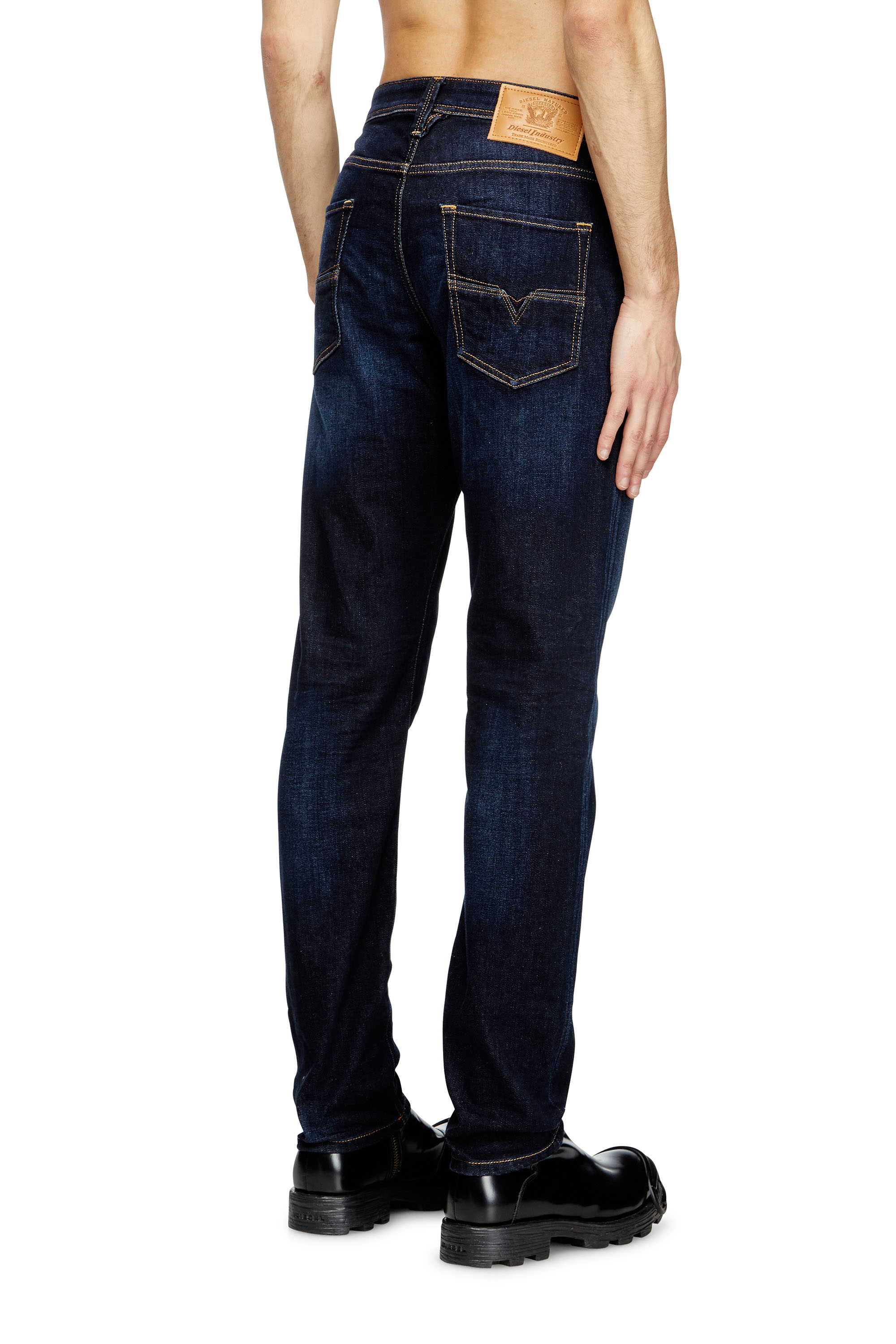 Diesel - Regular Jeans 1986 Larkee-Beex 009ZS Homme, Bleu Foncé - Image 4